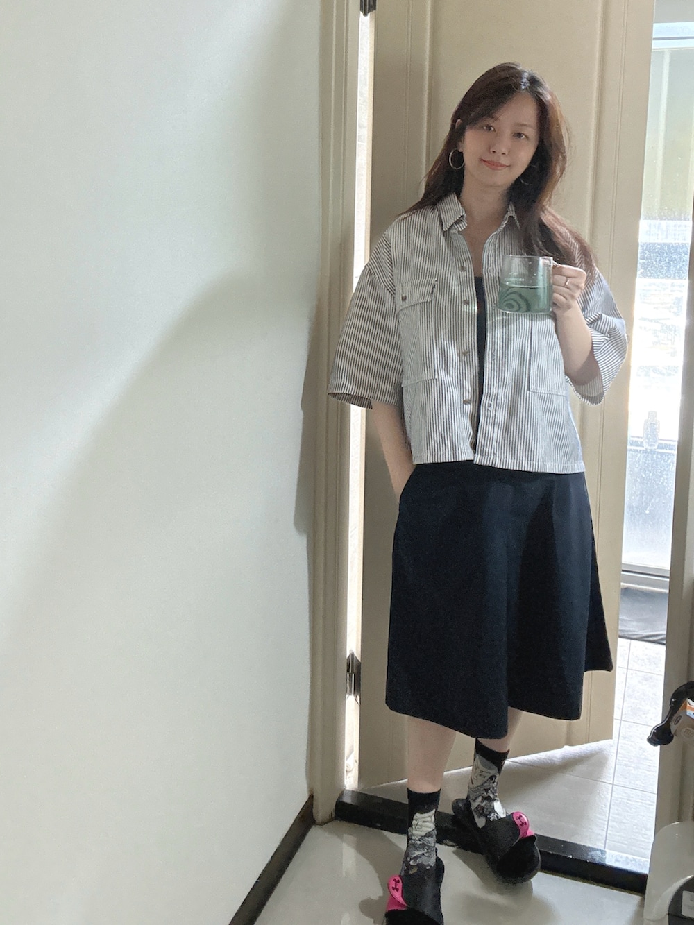 ブラック系のその他シューズを着用したレディースの夏コーディネートの2枚目の写真
