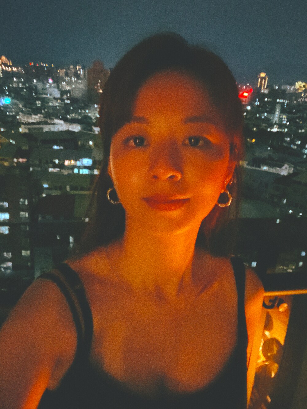 ホワイト系のシャツ/ブラウスを着用したレディースの春コーディネートの5枚目の写真