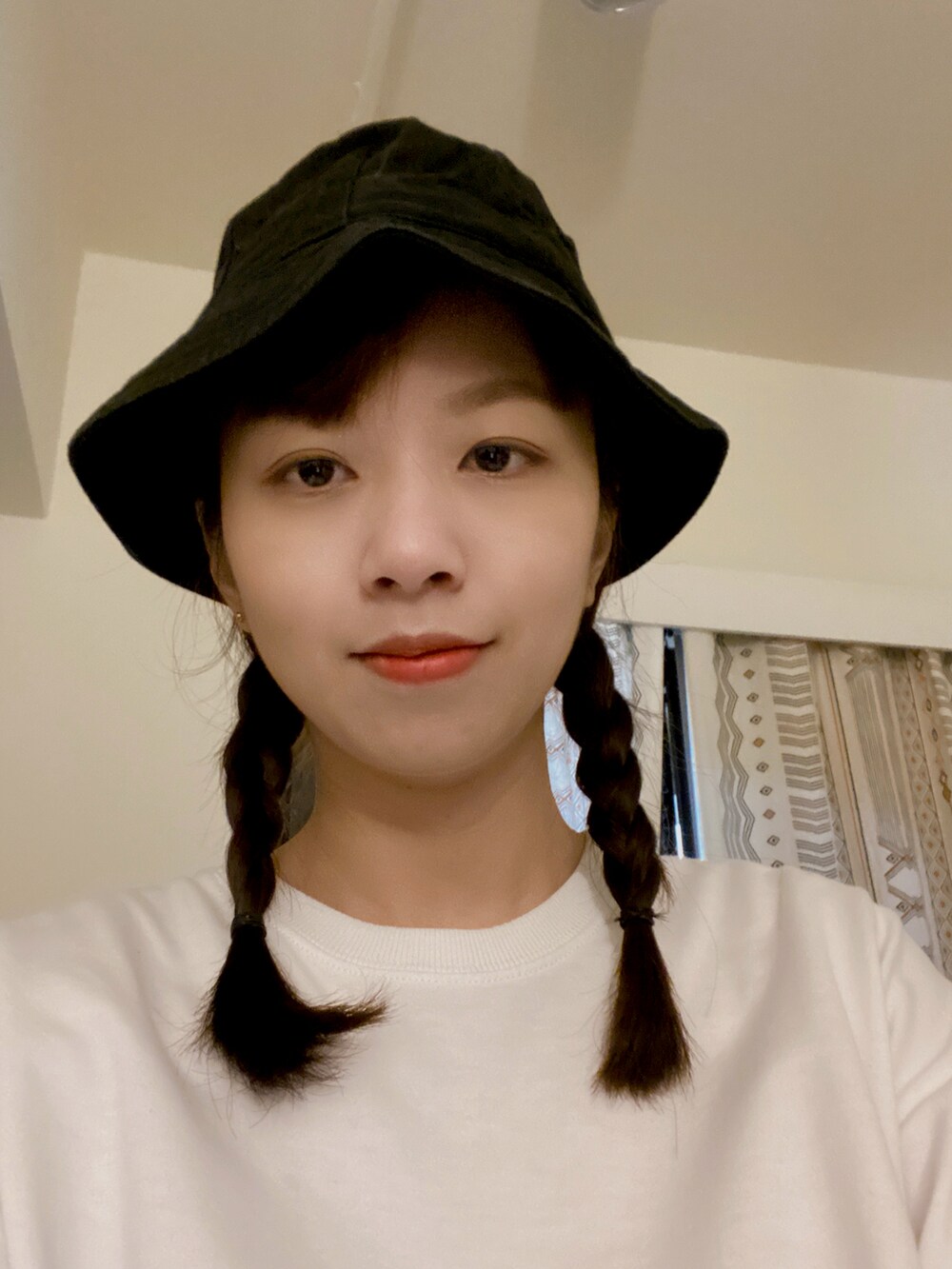 ブラック系のキャップを着用したレディースの春コーディネートの2枚目の写真