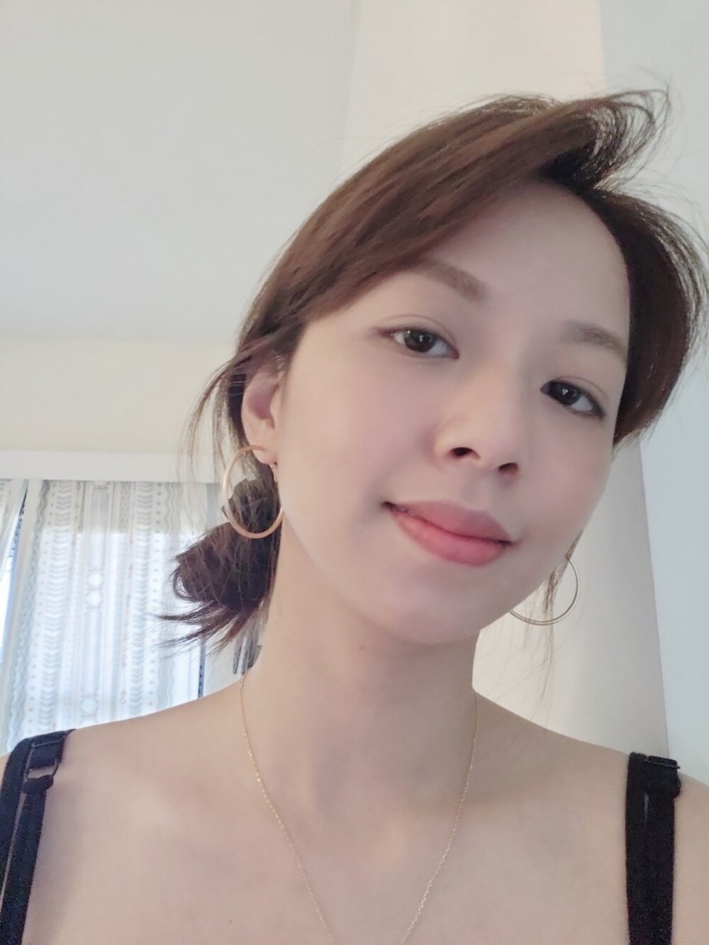 ゴールド系のピアス（両耳用）を着用したレディースの夏コーディネートの3枚目の写真