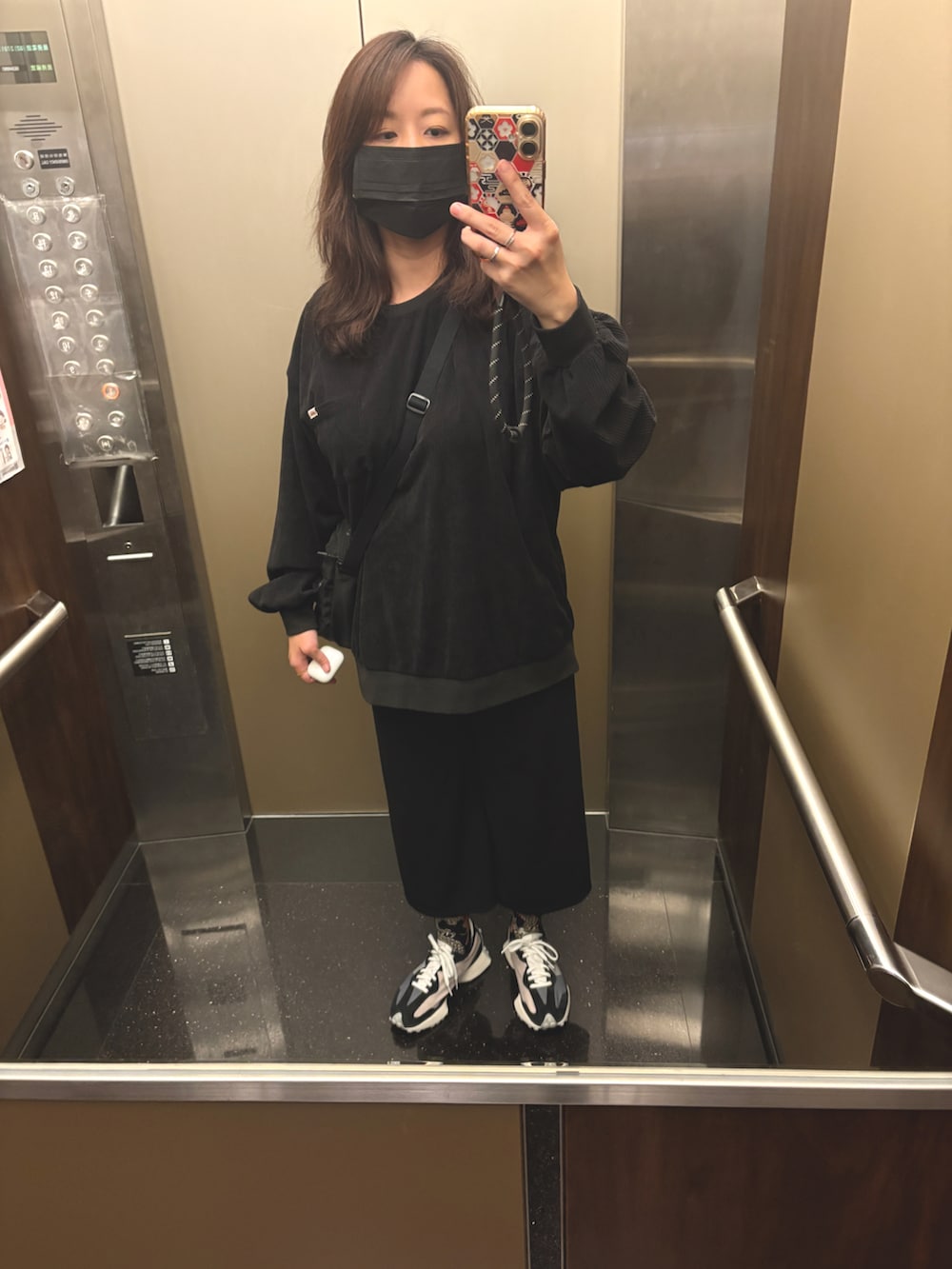 ブルー系のその他を着用したレディースの秋コーディネートの2枚目の写真