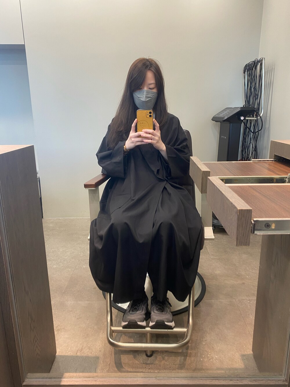 ブルー系のワンピースを着用したレディースの春コーディネートの5枚目の写真