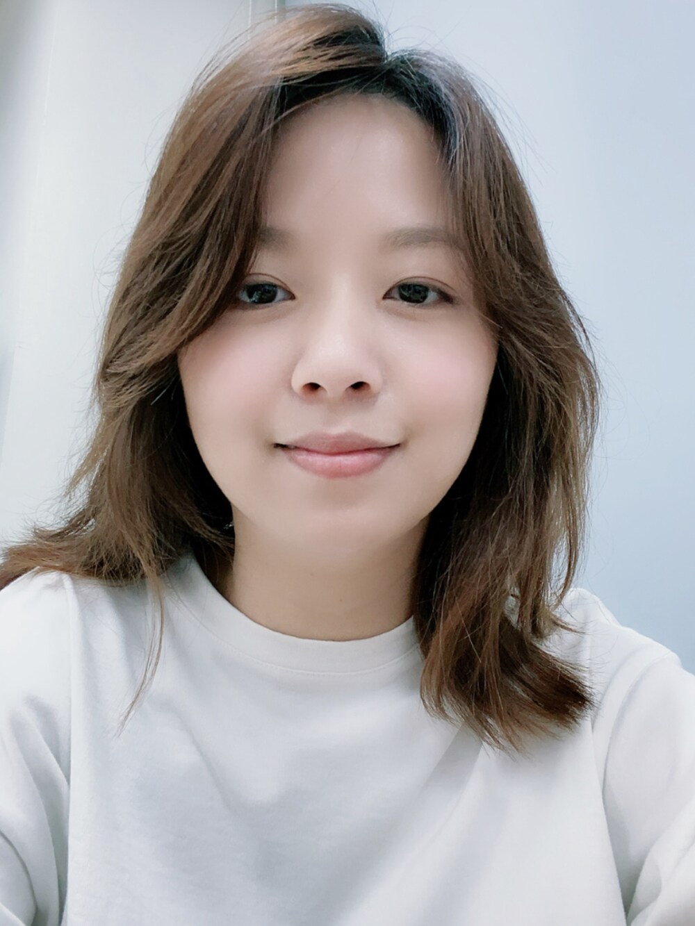 ブルー系のワンピースを着用したレディースの春コーディネートの2枚目の写真