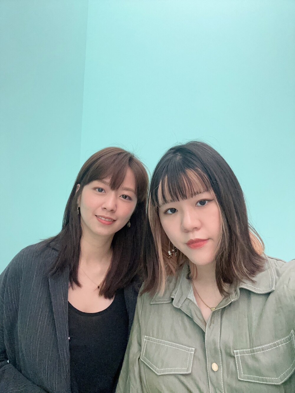 ブラック系のテーラードジャケットを着用したレディースの春コーディネートの5枚目の写真