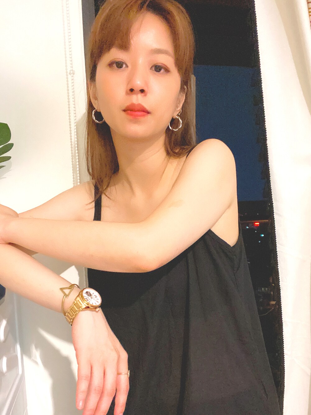 ホワイト系のシャツ/ブラウスを着用したレディースの春コーディネートの4枚目の写真