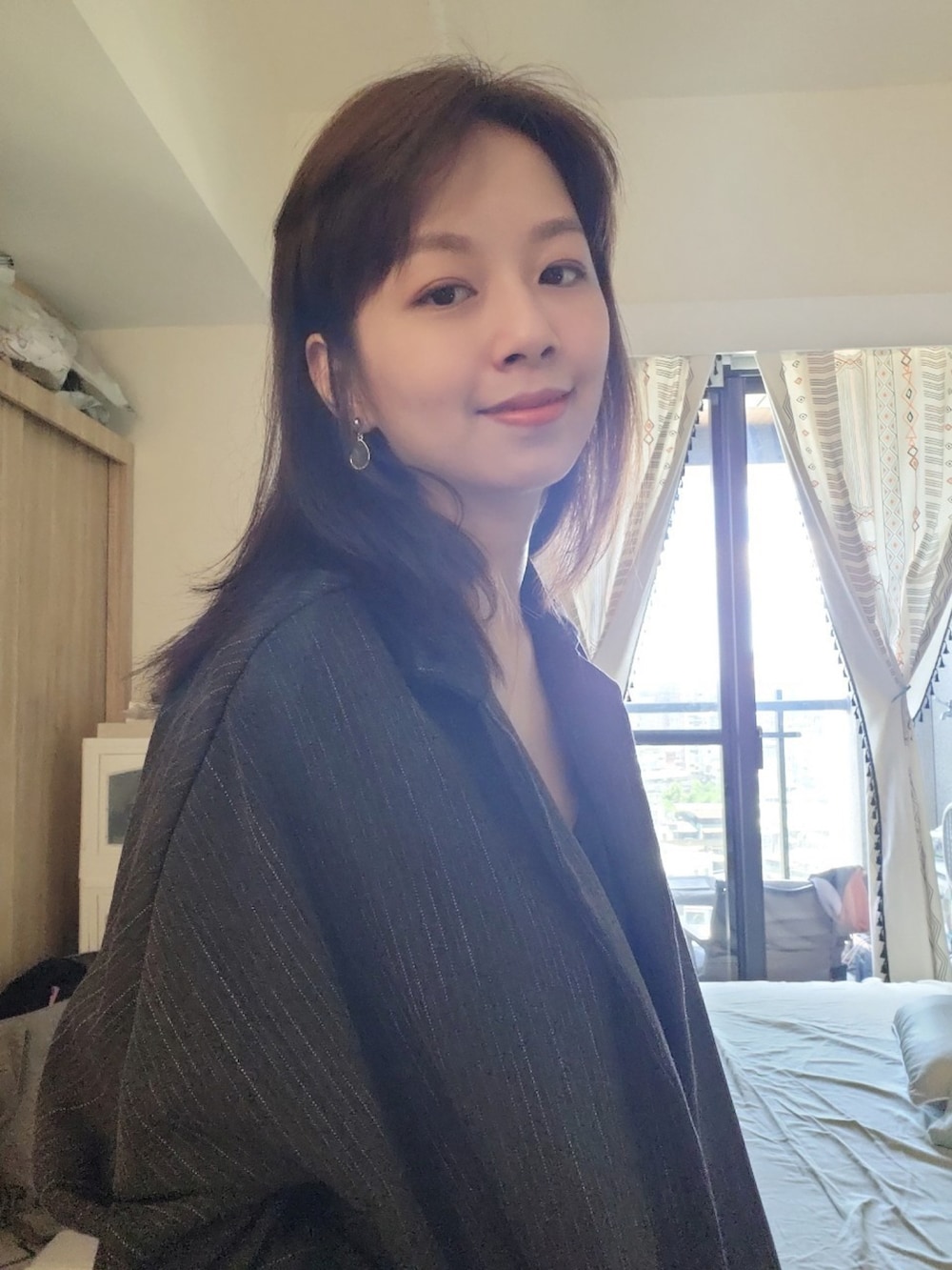 ブラック系のテーラードジャケットを着用したレディースの春コーディネートの3枚目の写真