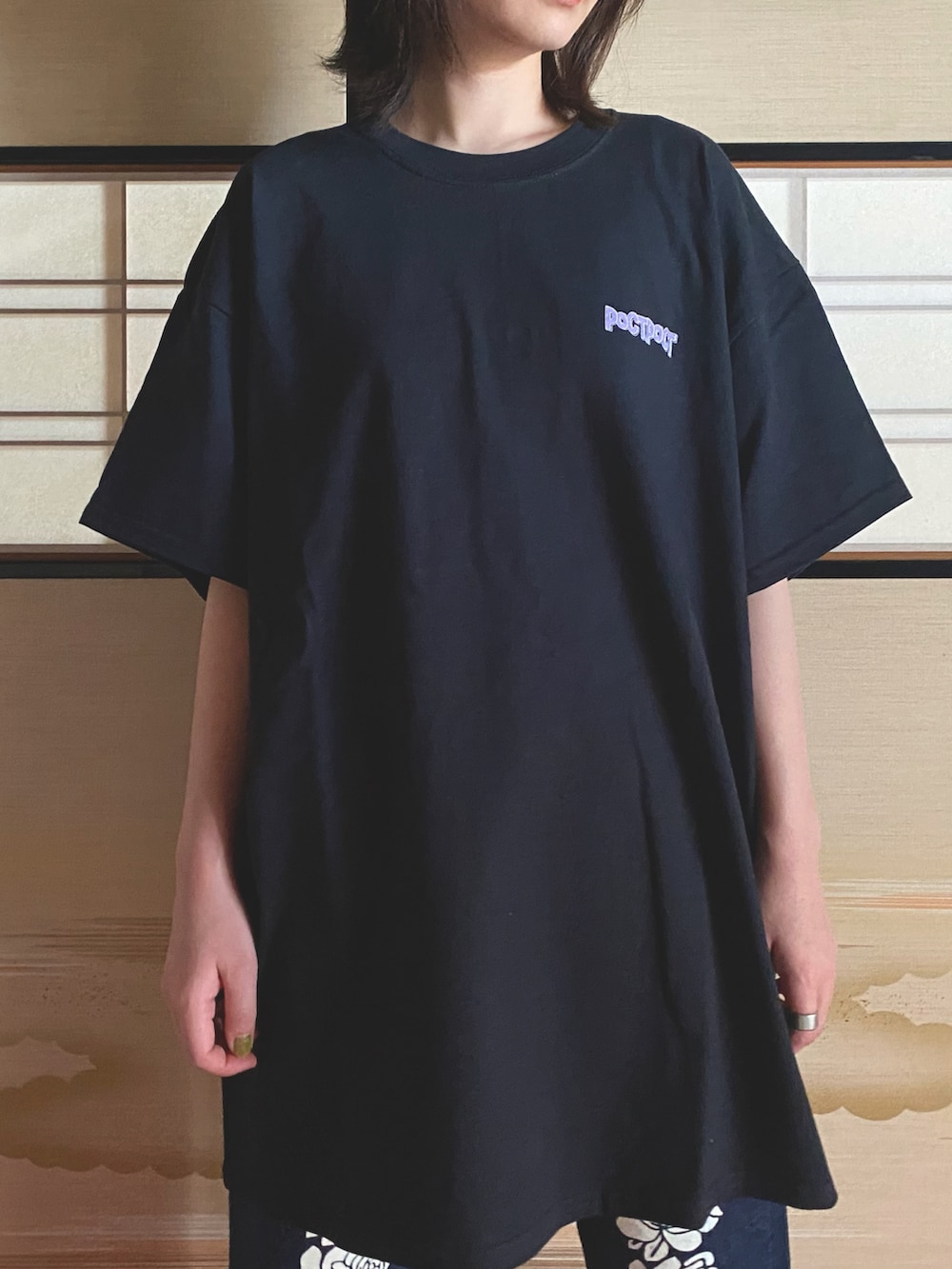 「POCTPOCT、初夏コーデ、カジュアルコーデ、ラクチンコーデ、Tシャツ、白Tシャツ、黒Tシャツ、アニマルＴシャツ、ビッグシルエット、オーバーサイズ」｜「POCTPOCTのアイテム（Tシャツ/カットソー、ホワイト系）」を使った、moriさん（レディース・159cm）の春コーディネートの4枚目の写真