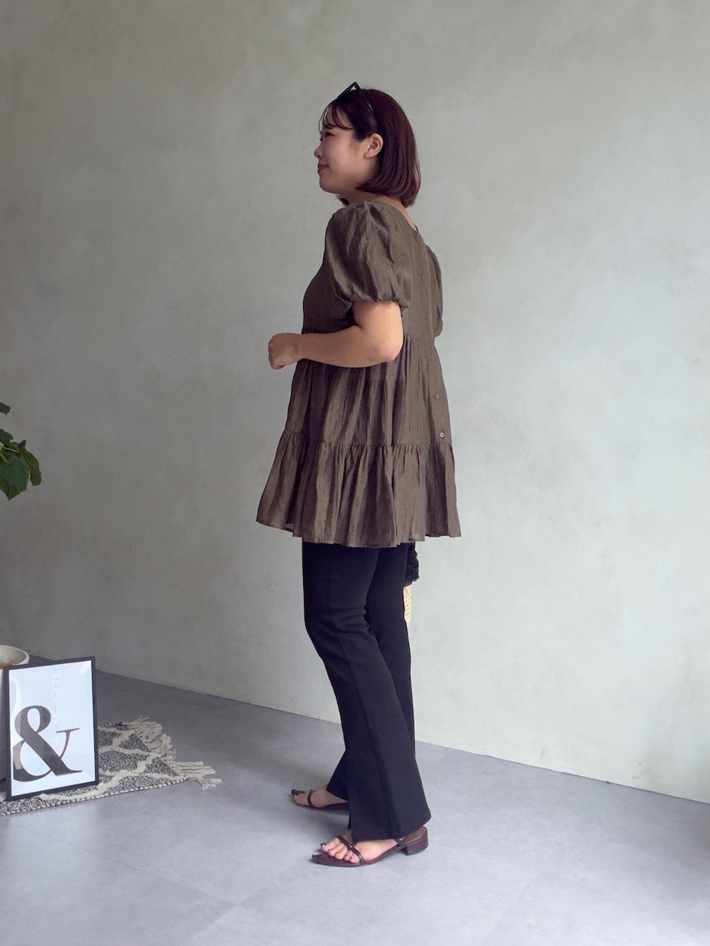 ブラウン系のシャツ/ブラウス、ブラック系のその他パンツ、ベージュ系のかごバッグを着用したレディースの夏コーディネートの2枚目の写真