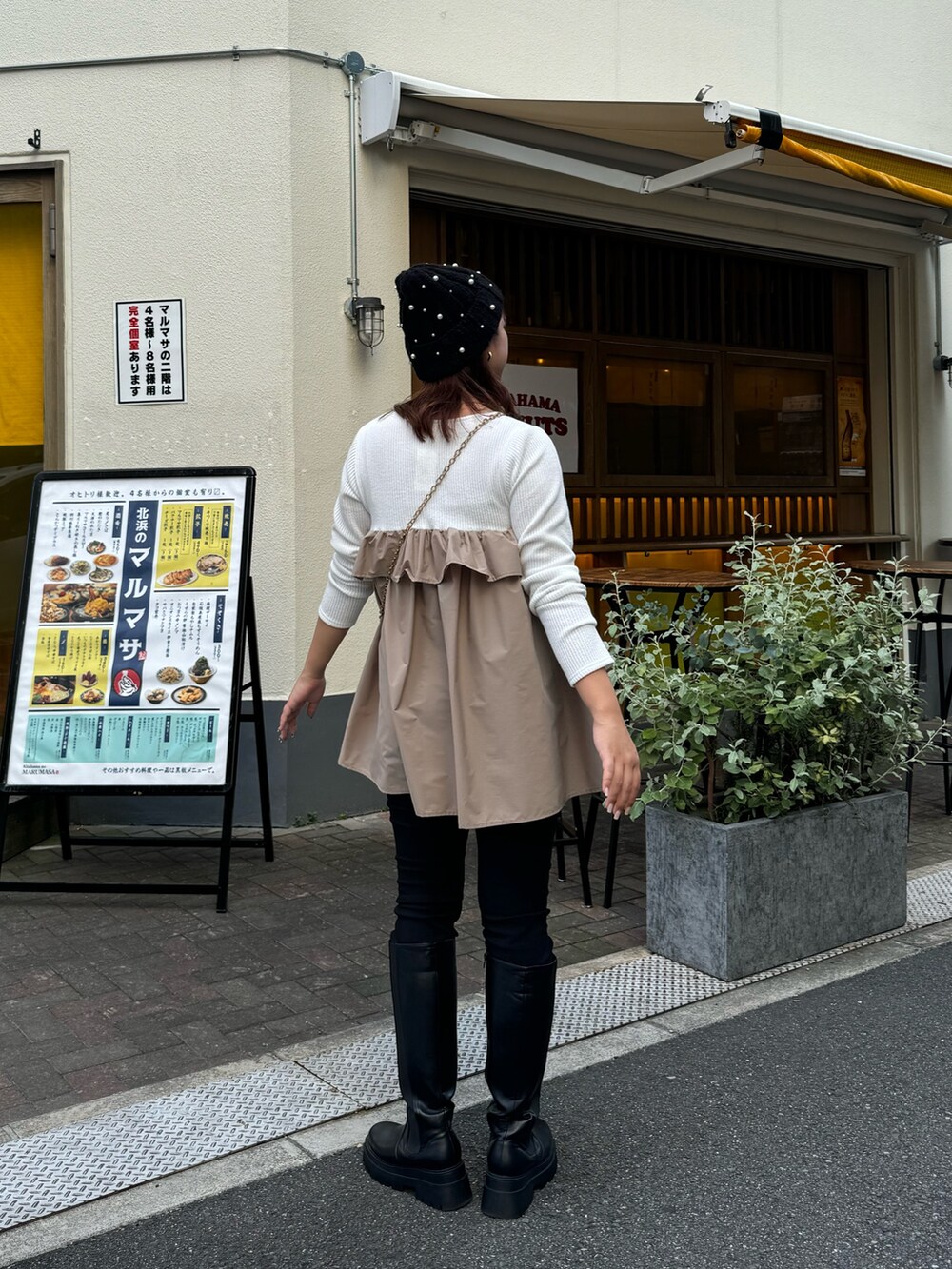 ブラック系のショルダーバッグ、ブラック系のその他パンツ、ブラック系のブーツを着用したレディースの秋コーディネートの4枚目の写真