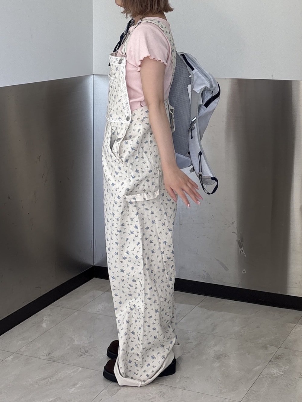 ピンク系のTシャツ/カットソー、ブルー系のその他パンツ、ホワイト系のトートバッグを着用したレディースの夏コーディネートの3枚目の写真