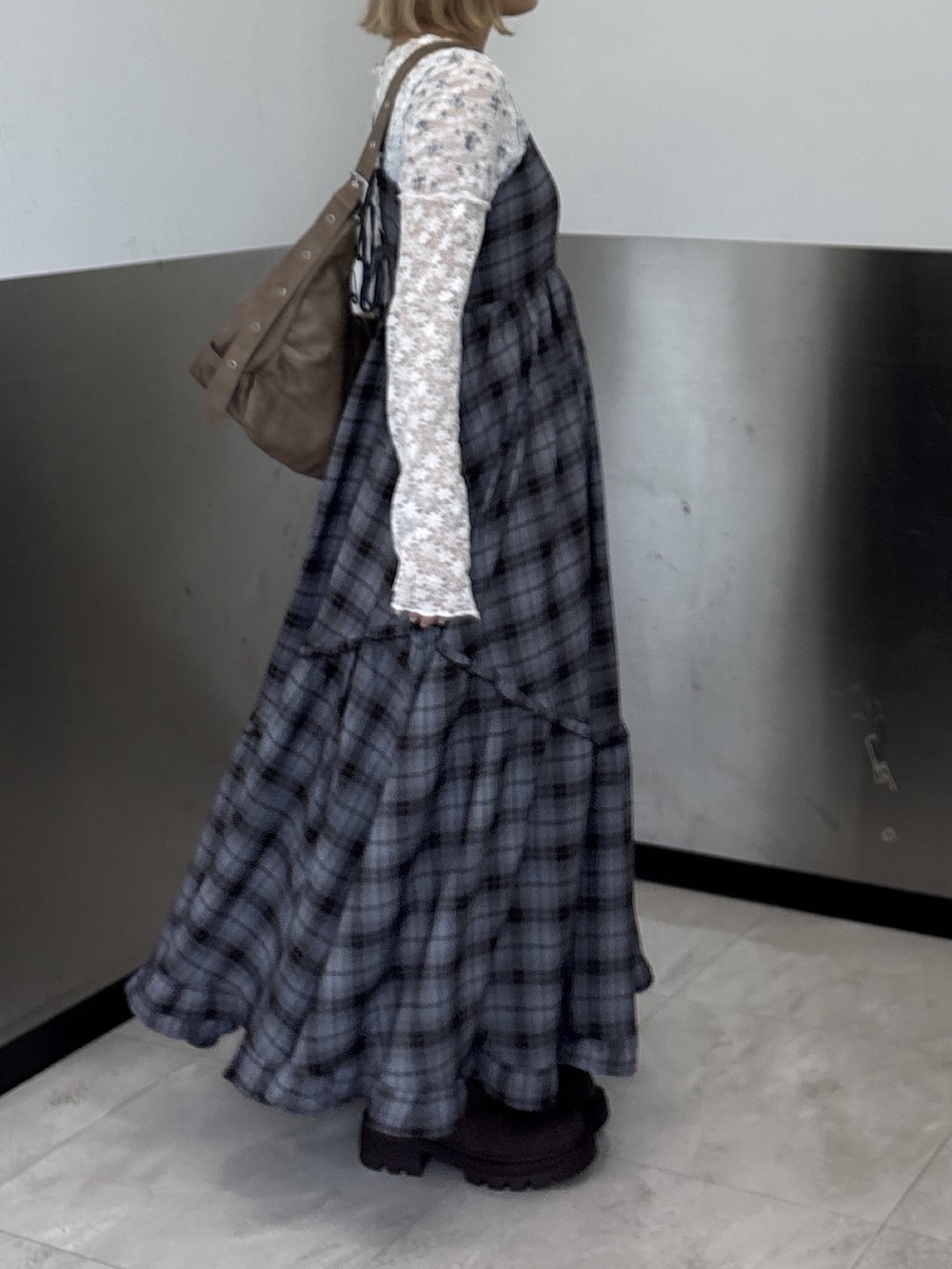 ブルー系のTシャツ/カットソー、ブルー系のワンピース、ブラウン系のトートバッグを着用したレディースの秋コーディネートの4枚目の写真