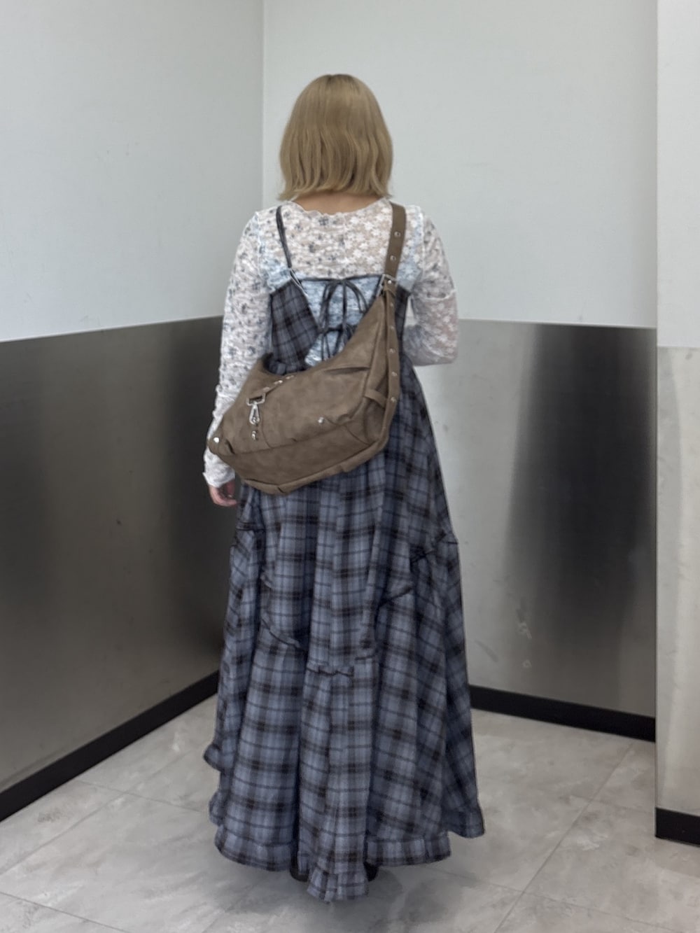 ブルー系のTシャツ/カットソー、ブルー系のワンピース、ブラウン系のトートバッグを着用したレディースの秋コーディネートの3枚目の写真