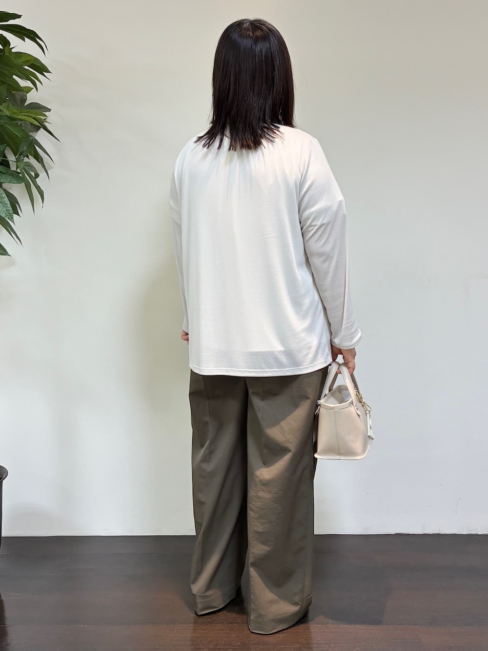 グレー系のカーディガン/ボレロ、ホワイト系のシャツ/ブラウス、グリーン系のその他パンツを着用したレディースの夏コーディネートの3枚目の写真