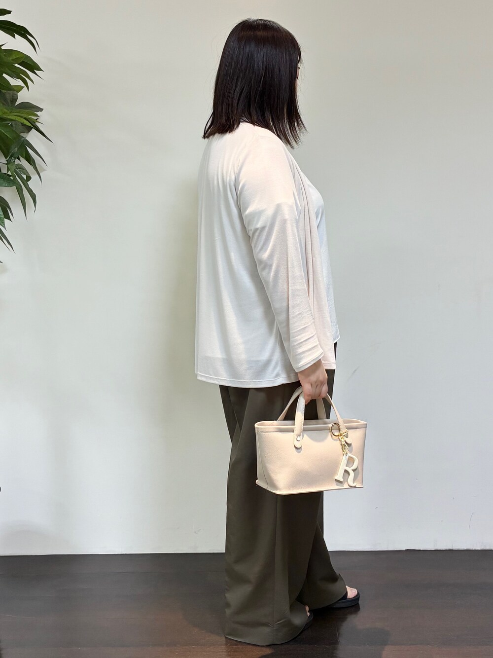 グレー系のカーディガン/ボレロ、ホワイト系のシャツ/ブラウス、グリーン系のその他パンツを着用したレディースの夏コーディネートの2枚目の写真