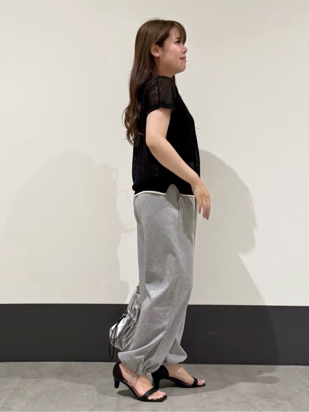 ブラック系のその他トップス、グレー系のその他パンツ、シルバー系のトートバッグを着用したレディースの夏コーディネートの3枚目の写真