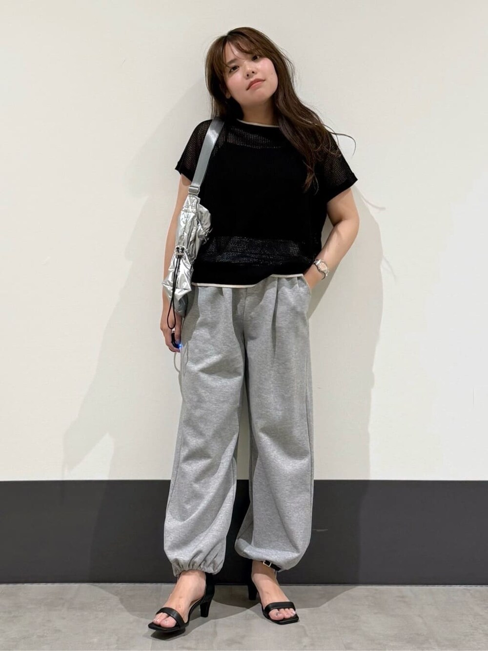 ブラック系のその他トップス、グレー系のその他パンツ、シルバー系のトートバッグを着用したレディースの夏コーディネートの2枚目の写真