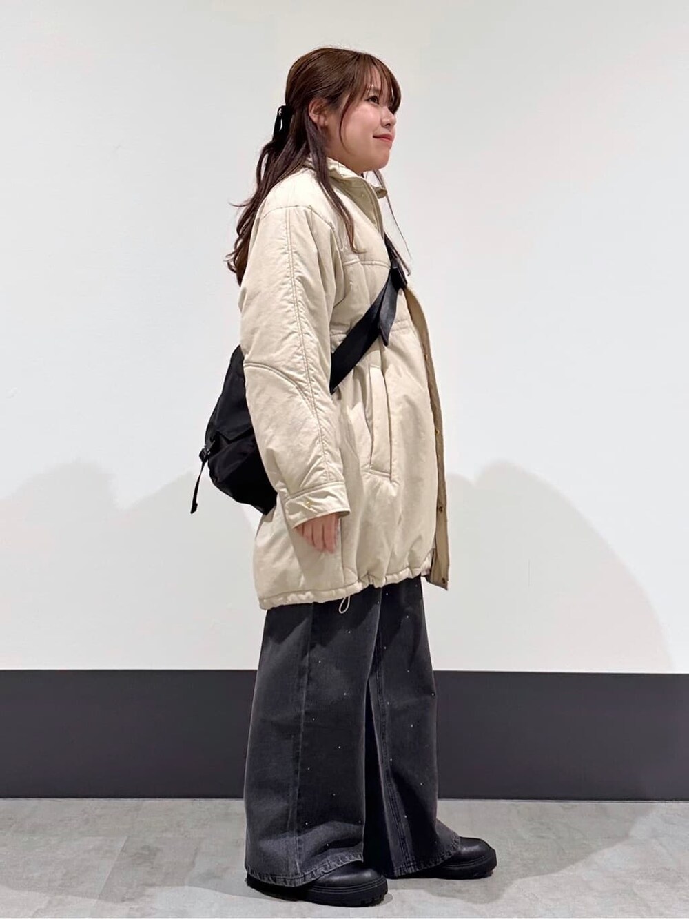 ピンク系のニット/セーター、グレー系のデニムパンツを着用したレディースの冬コーディネートの2枚目の写真