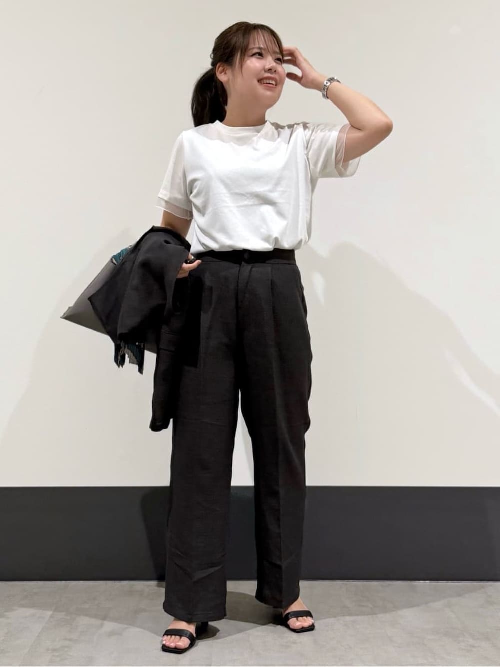 ブラック系のベスト、ホワイト系のTシャツ/カットソー、ブラック系のその他パンツを着用したレディースの夏コーディネートの3枚目の写真