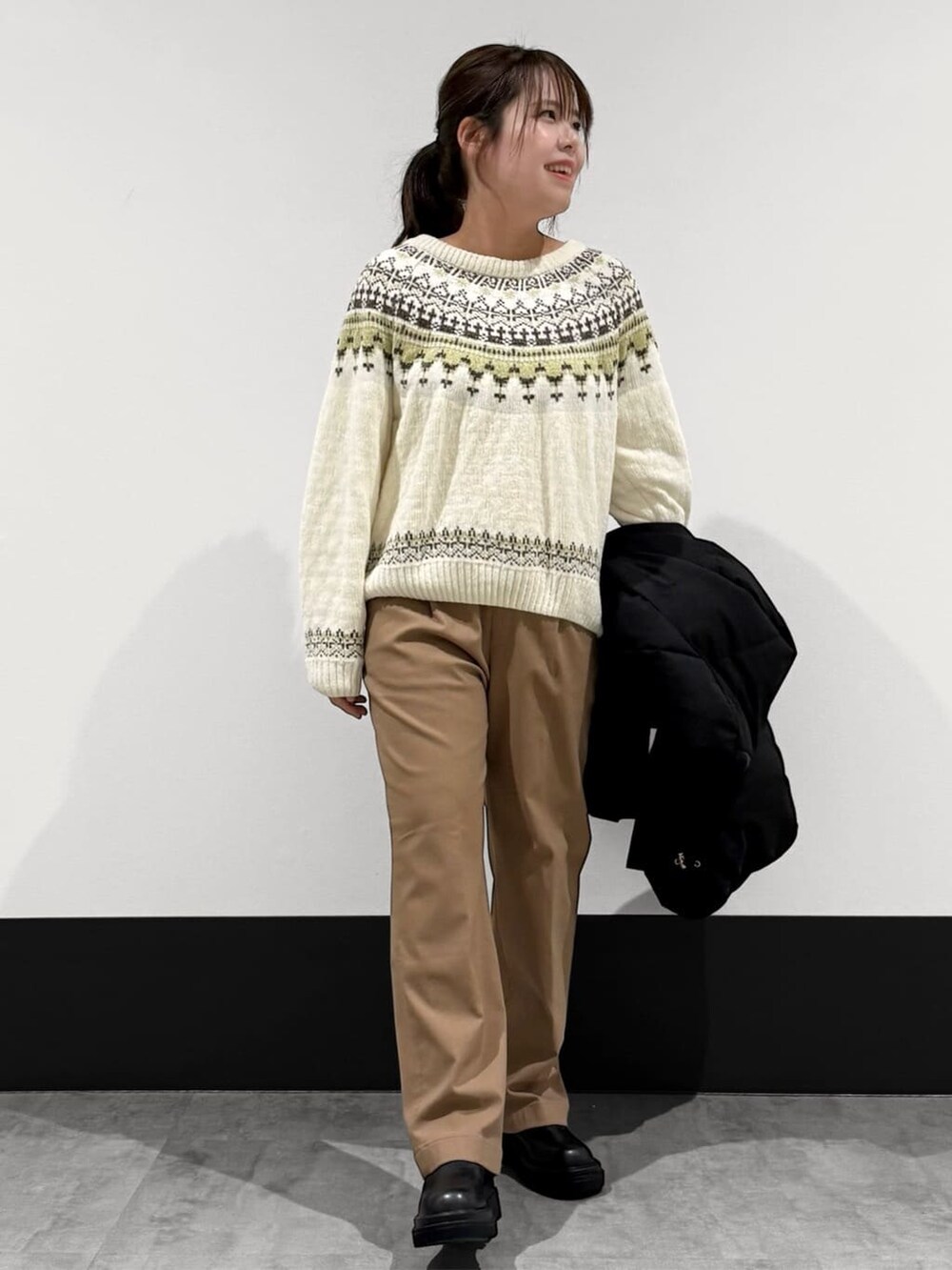 ブラック系のその他アウター、ベージュ系のニット/セーター、ベージュ系のその他パンツを着用したレディースの冬コーディネートの3枚目の写真