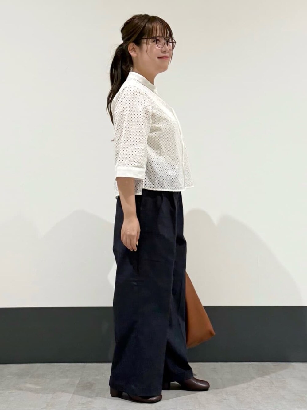 ホワイト系のシャツ/ブラウス、ブルー系のその他パンツ、イエロー系のトートバッグを着用したレディースの秋コーディネートの3枚目の写真