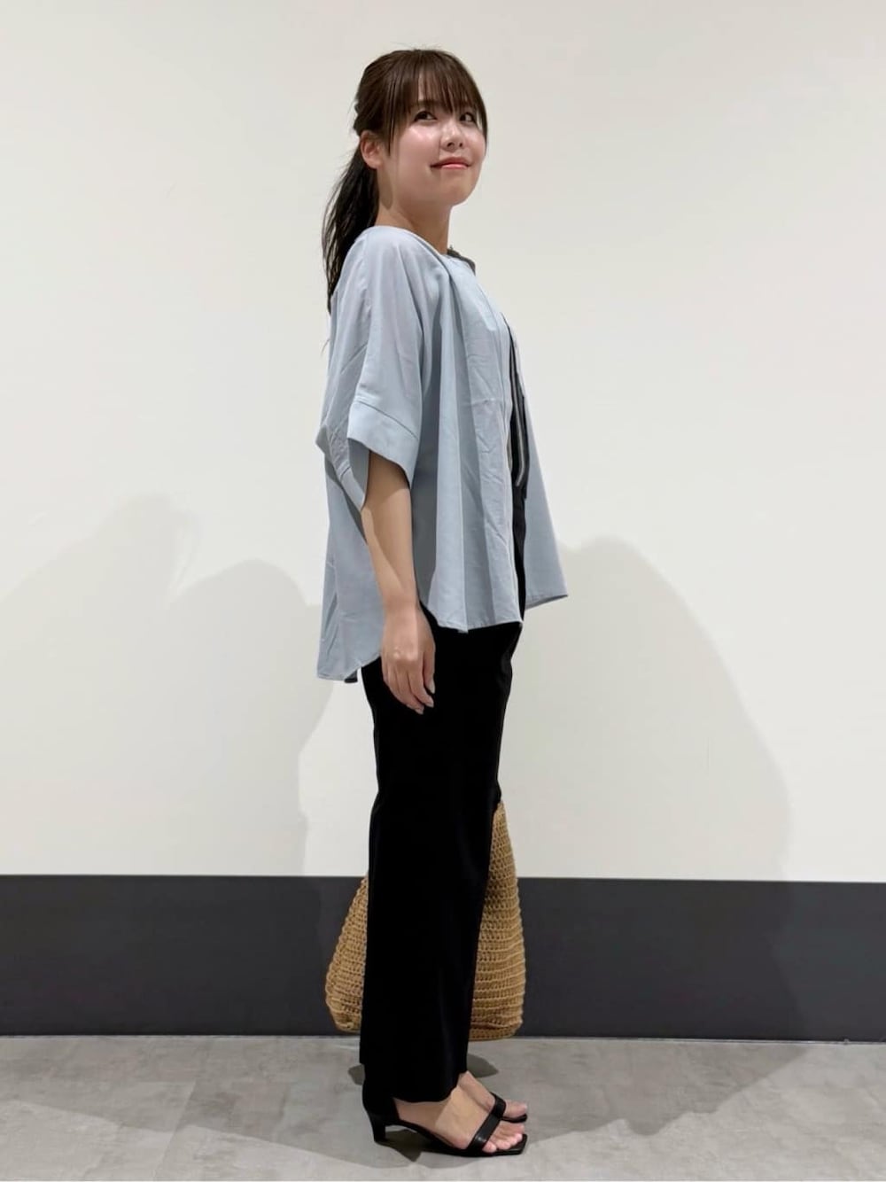 ブルー系のシャツ/ブラウス、ブラック系のタンクトップ、ブラック系のその他パンツを着用したレディースの春コーディネートの3枚目の写真