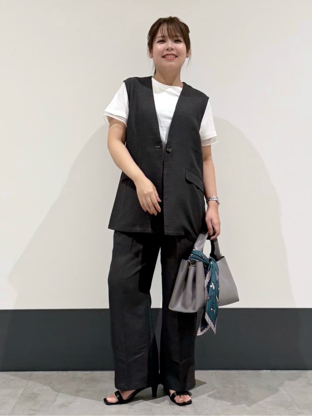 ブラック系のベスト、ホワイト系のTシャツ/カットソー、ブラック系のその他パンツを着用したレディースの夏コーディネートの2枚目の写真