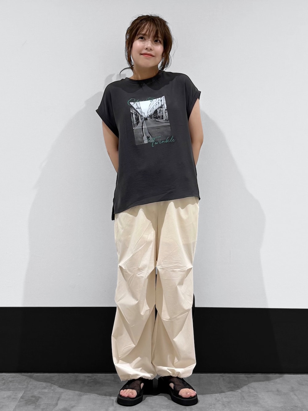 ブラック系のTシャツ/カットソー、ホワイト系のその他パンツ、ブラック系のショルダーバッグを着用したレディースの夏コーディネートの2枚目の写真