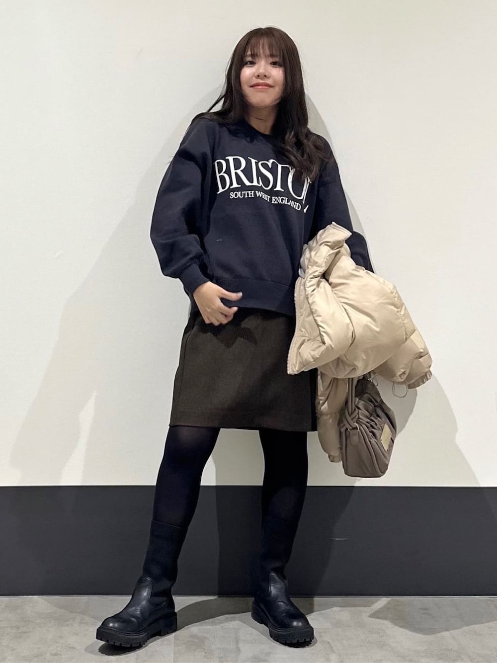ブラック系のTシャツ/カットソー、ブラウン系のハンドバッグを着用したレディースの冬コーディネートの4枚目の写真
