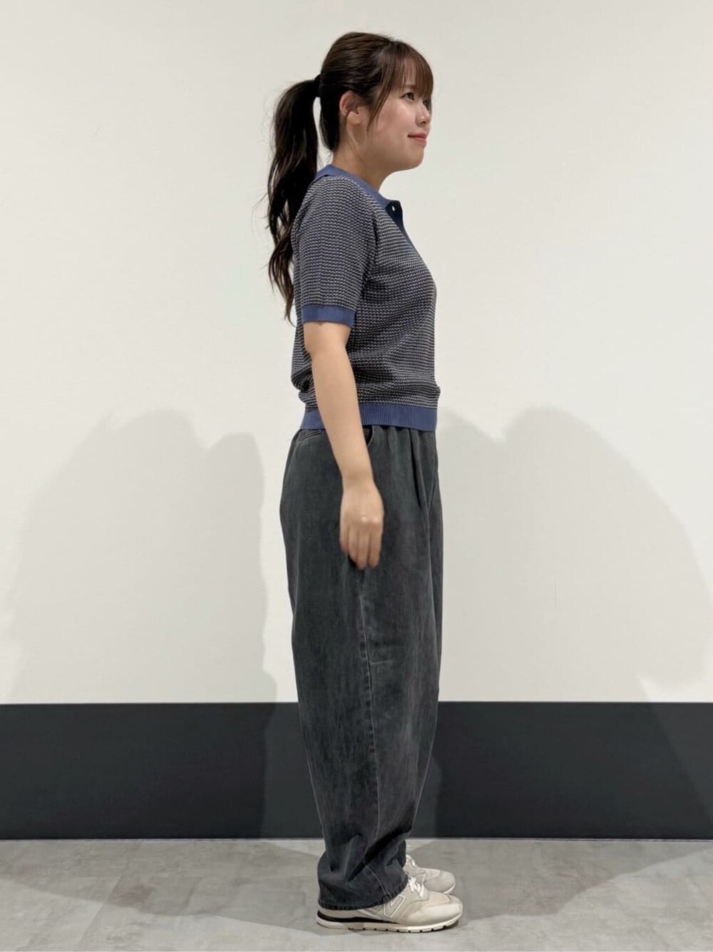 ブルー系のニット/セーター、ブラック系のその他パンツを着用したレディースの秋コーディネートの3枚目の写真