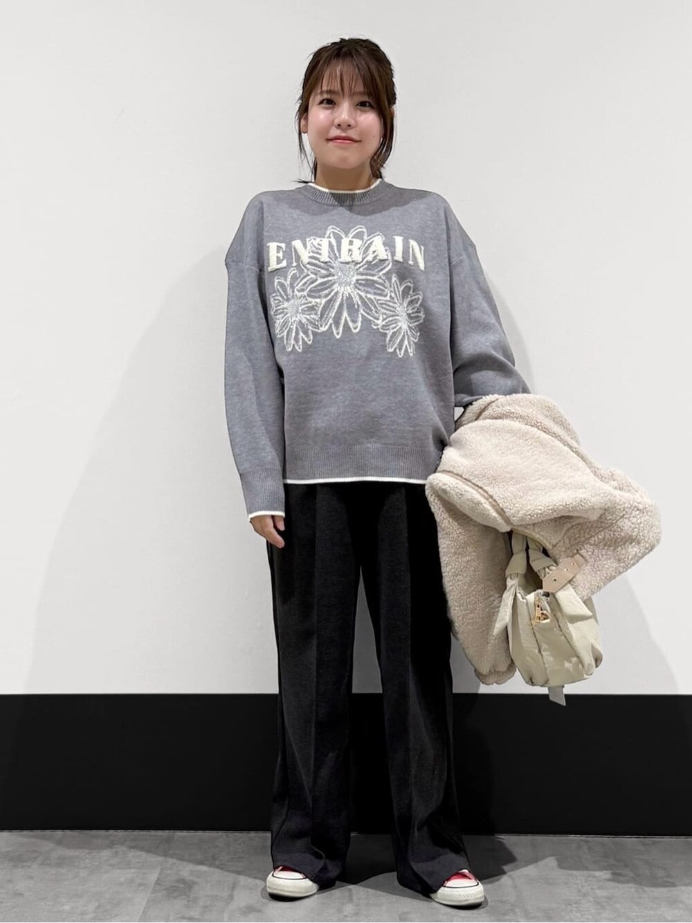ベージュ系のブルゾン、グレー系のニット/セーター、ブラック系のその他パンツを着用したレディースの秋コーディネートの3枚目の写真