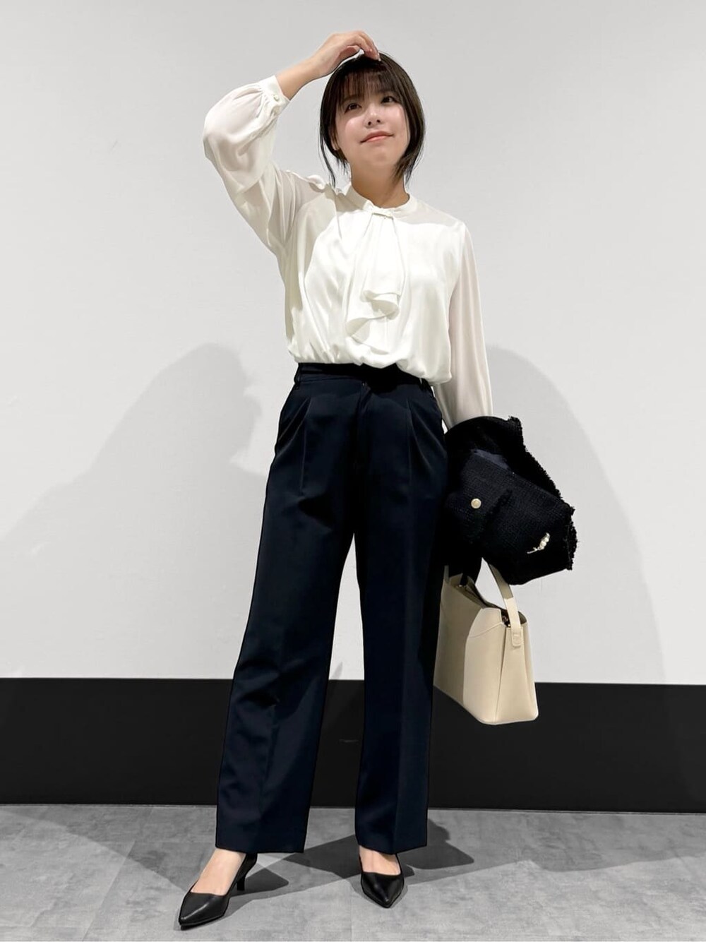 ブルー系のノーカラージャケット、ホワイト系のシャツ/ブラウス、ブルー系のその他パンツを着用したレディースの冬コーディネートの3枚目の写真