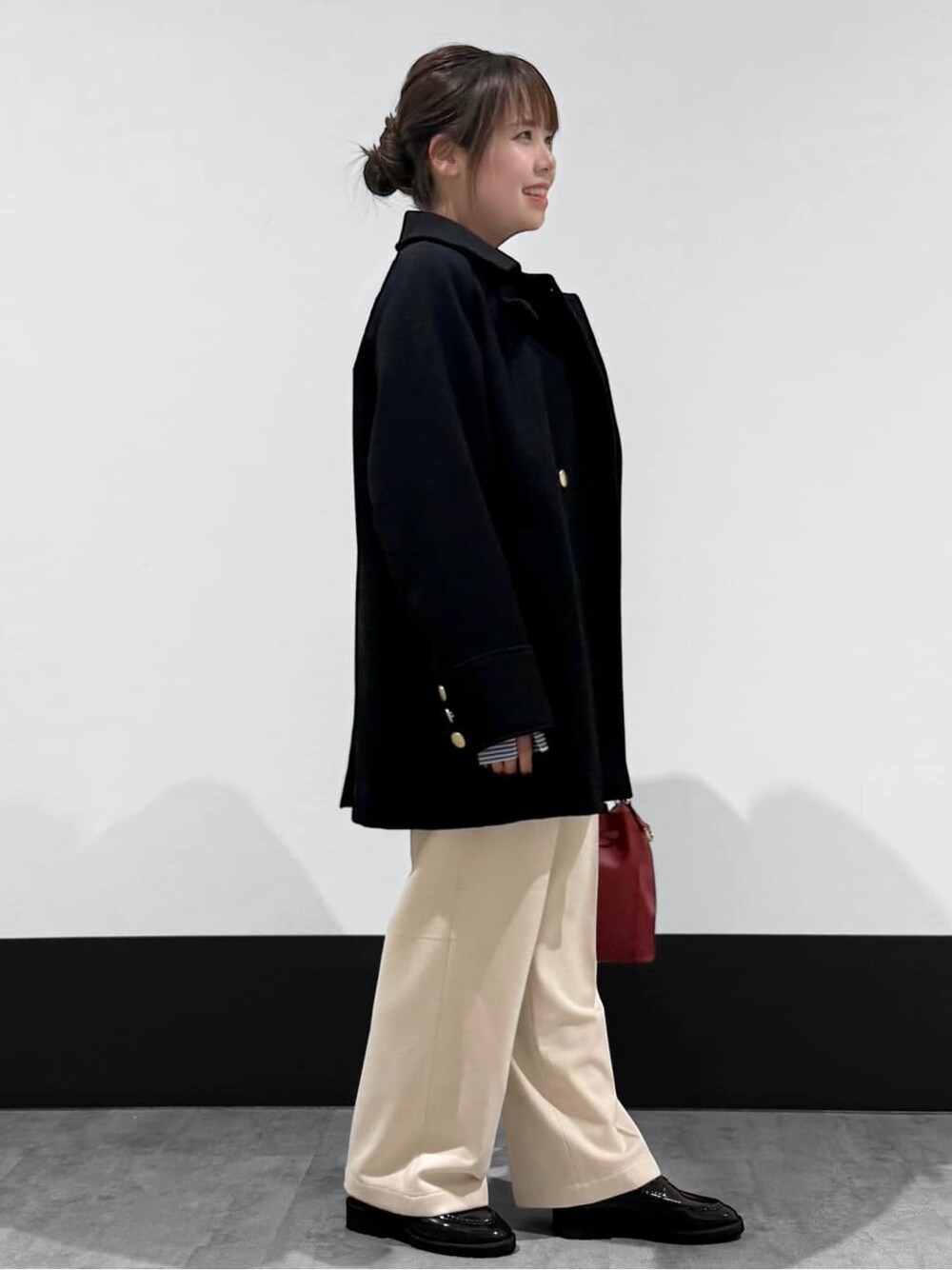 ブルー系のその他アウター、グレー系のニット/セーター、ホワイト系のその他パンツを着用したレディースの冬コーディネートの2枚目の写真