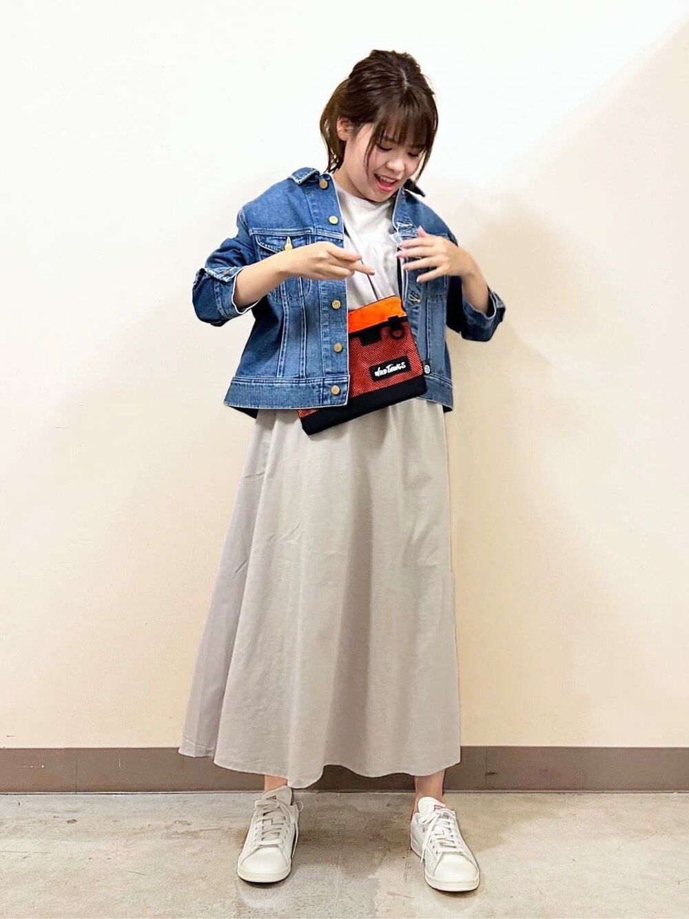 オレンジ系のショルダーバッグを着用したレディースの夏コーディネートの4枚目の写真
