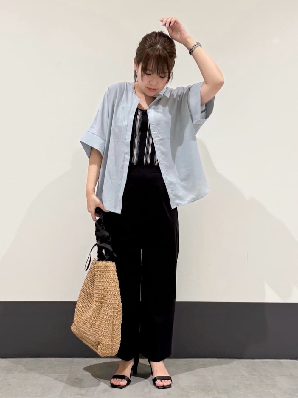 ブルー系のシャツ/ブラウス、ブラック系のタンクトップ、ブラック系のその他パンツを着用したレディースの春コーディネートの2枚目の写真