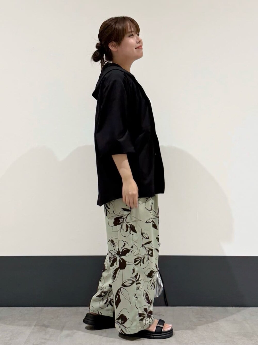 ブラック系のパーカー、ホワイト系のタンクトップ、シルバー系のトートバッグを着用したレディースの夏コーディネートの3枚目の写真