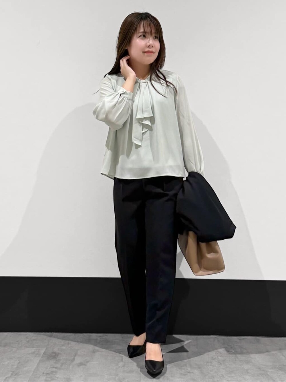 ブルー系のノーカラージャケット、ブルー系のその他パンツ、ブラウン系のショルダーバッグを着用したレディースの冬コーディネートの3枚目の写真