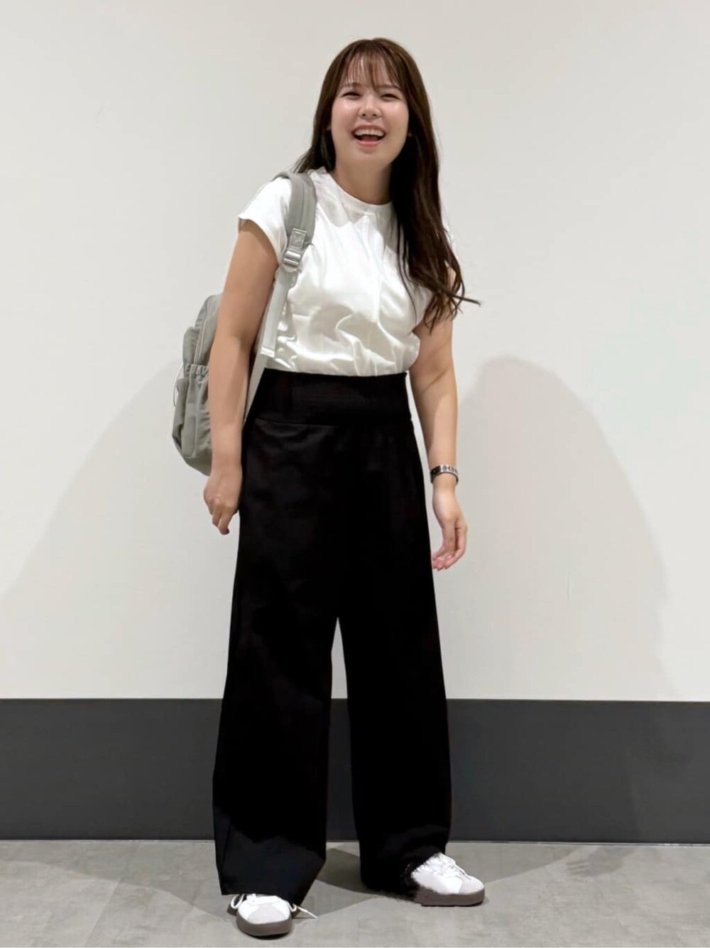 ホワイト系のTシャツ/カットソー、ブラック系のその他パンツ、グレー系のバックパック/リュックを着用したレディースの夏コーディネートの2枚目の写真