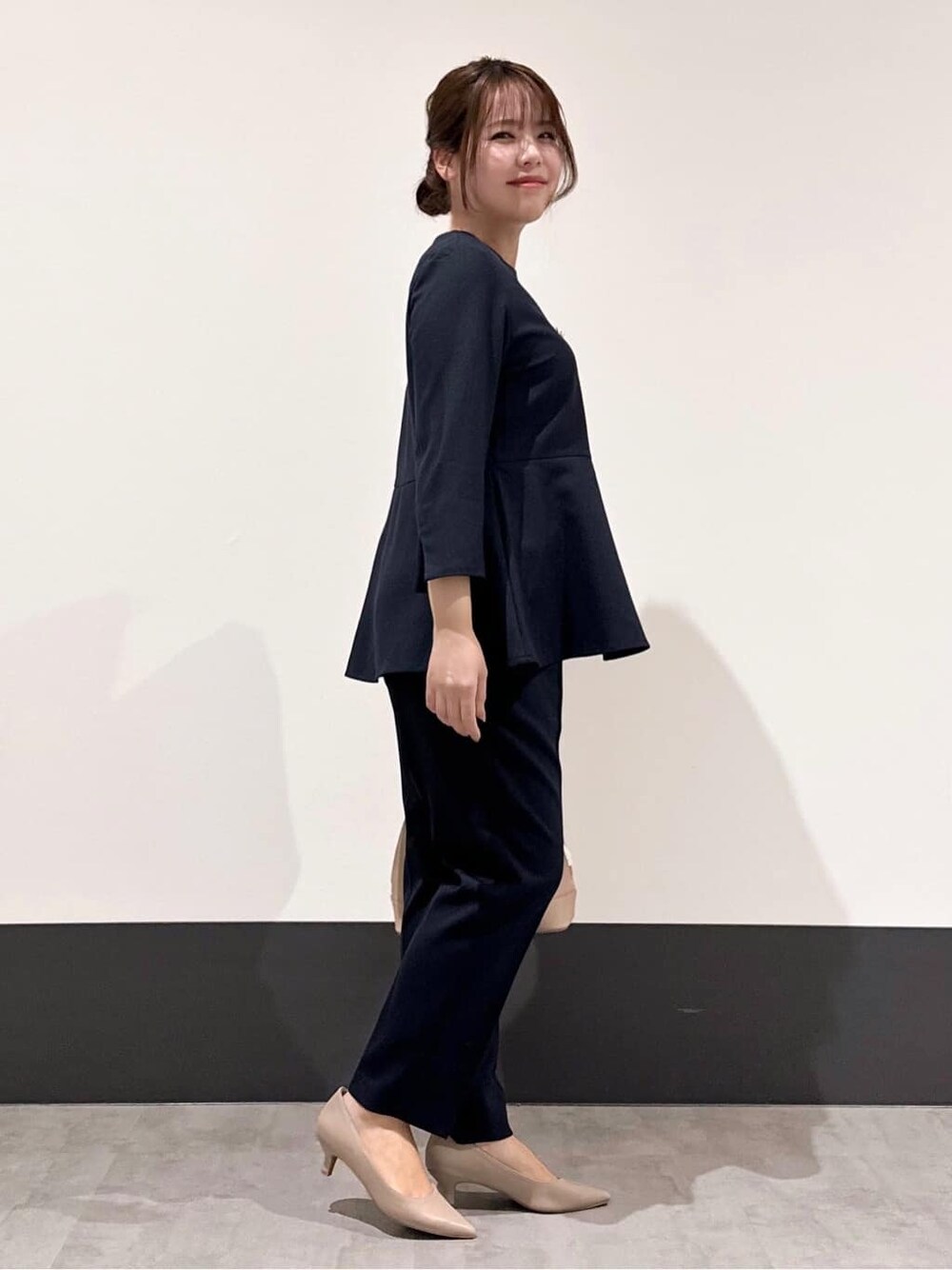 ブルー系のシャツ/ブラウス、ブルー系のその他パンツ、ベージュ系のショルダーバッグを着用したレディースの冬コーディネートの3枚目の写真