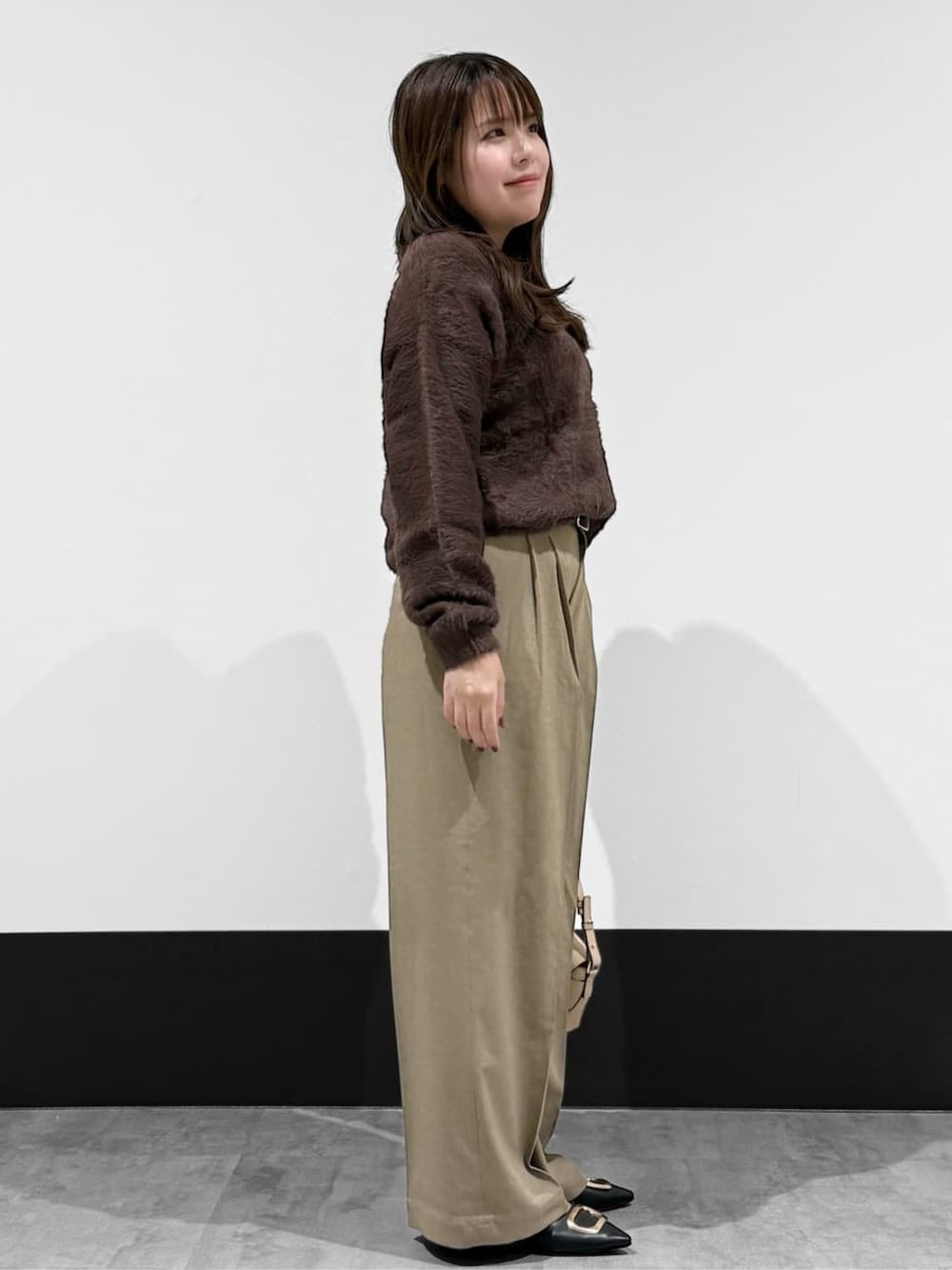 ベージュ系のその他パンツ、ベージュ系のショルダーバッグ、ブラック系のパンプスを着用したレディースの冬コーディネートの3枚目の写真