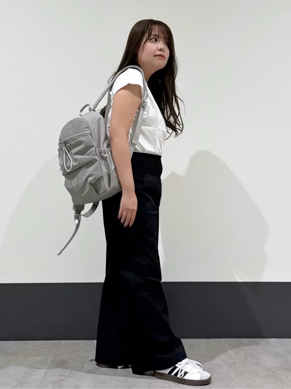 ホワイト系のTシャツ/カットソー、ブラック系のその他パンツ、グレー系のバックパック/リュックを着用したレディースの夏コーディネートの3枚目の写真