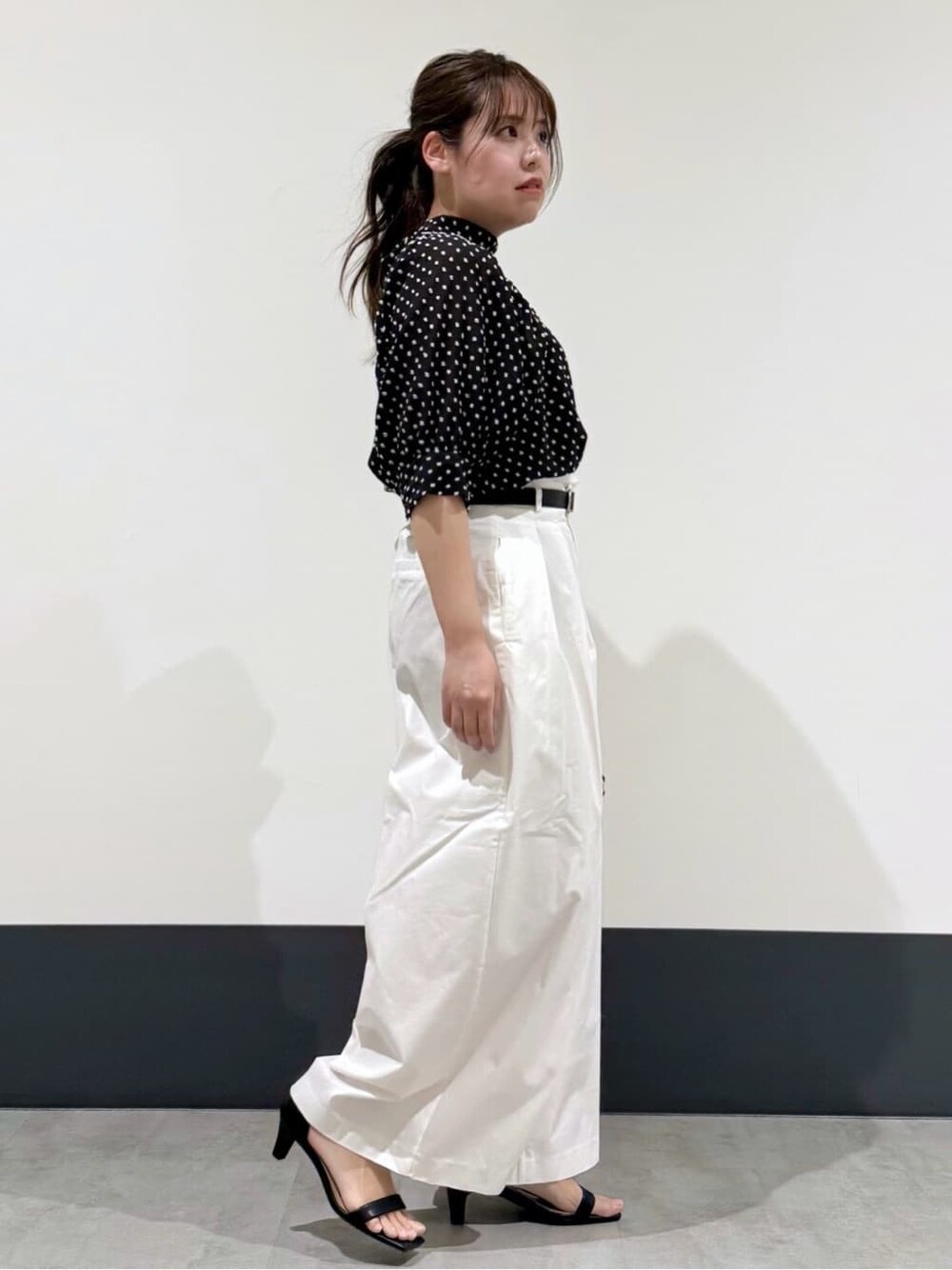 ブラック系のシャツ/ブラウス、ホワイト系のその他パンツ、ブラック系のショルダーバッグを着用したレディースの春コーディネートの2枚目の写真