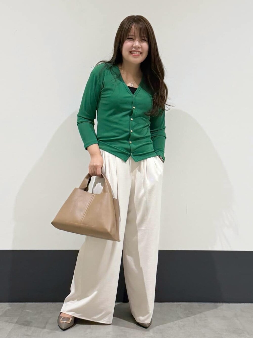 グリーン系のカーディガン/ボレロ、ホワイト系のその他パンツ、ブラウン系のショルダーバッグを着用したレディースの夏コーディネートの2枚目の写真