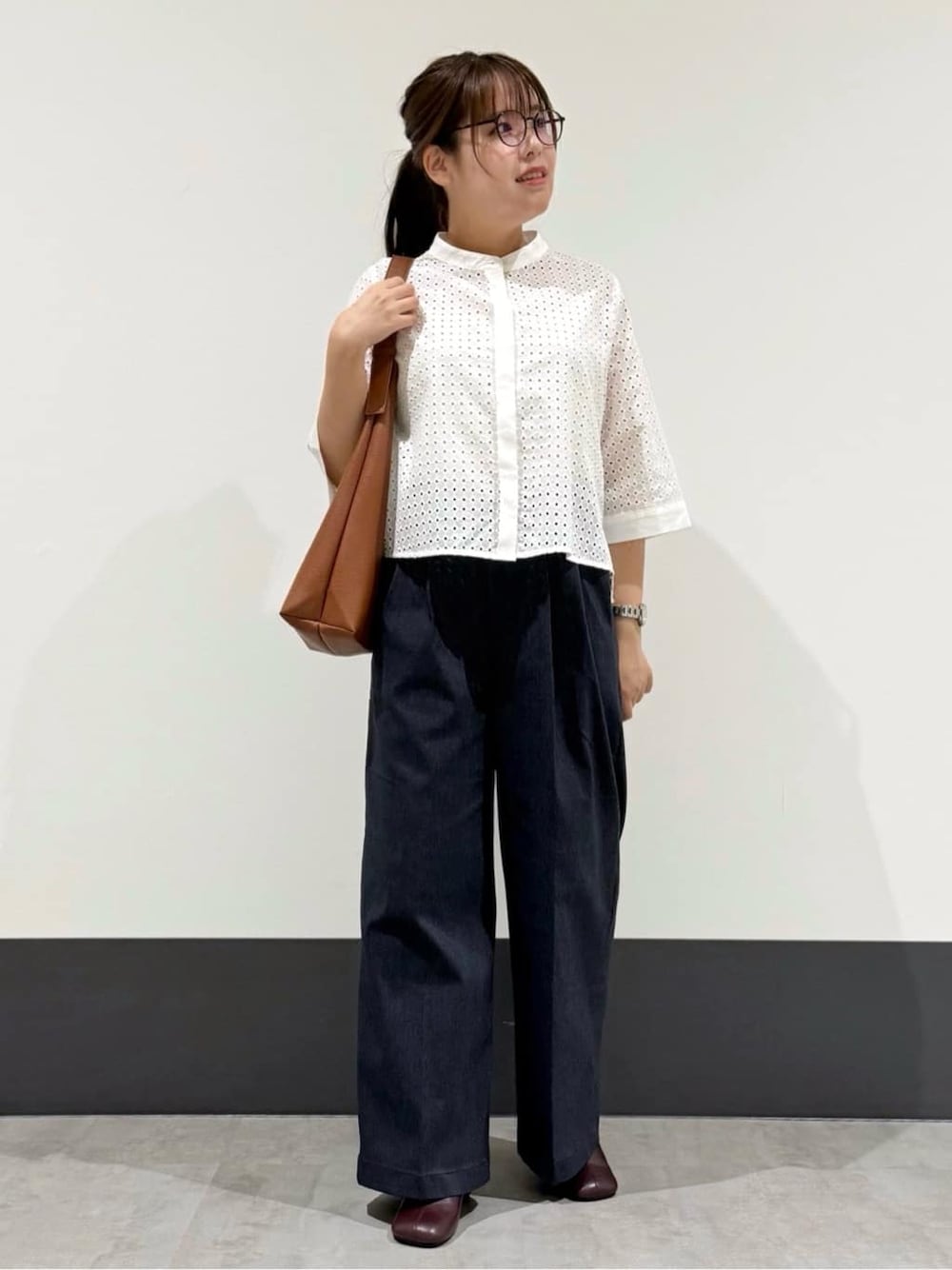 ホワイト系のシャツ/ブラウス、ブルー系のその他パンツ、イエロー系のトートバッグを着用したレディースの秋コーディネートの2枚目の写真
