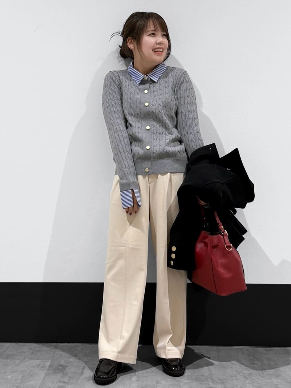 ブルー系のその他アウター、グレー系のニット/セーター、ホワイト系のその他パンツを着用したレディースの冬コーディネートの3枚目の写真
