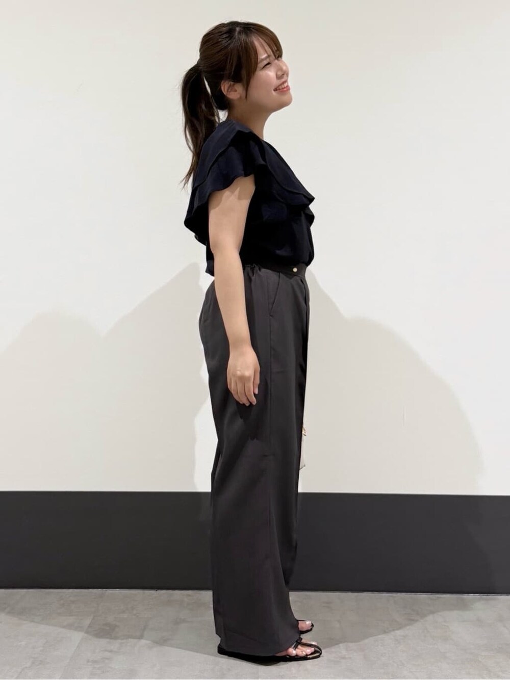 ブルー系のシャツ/ブラウス、ブラウン系のその他パンツ、ホワイト系のショルダーバッグを着用したレディースの夏コーディネートの2枚目の写真