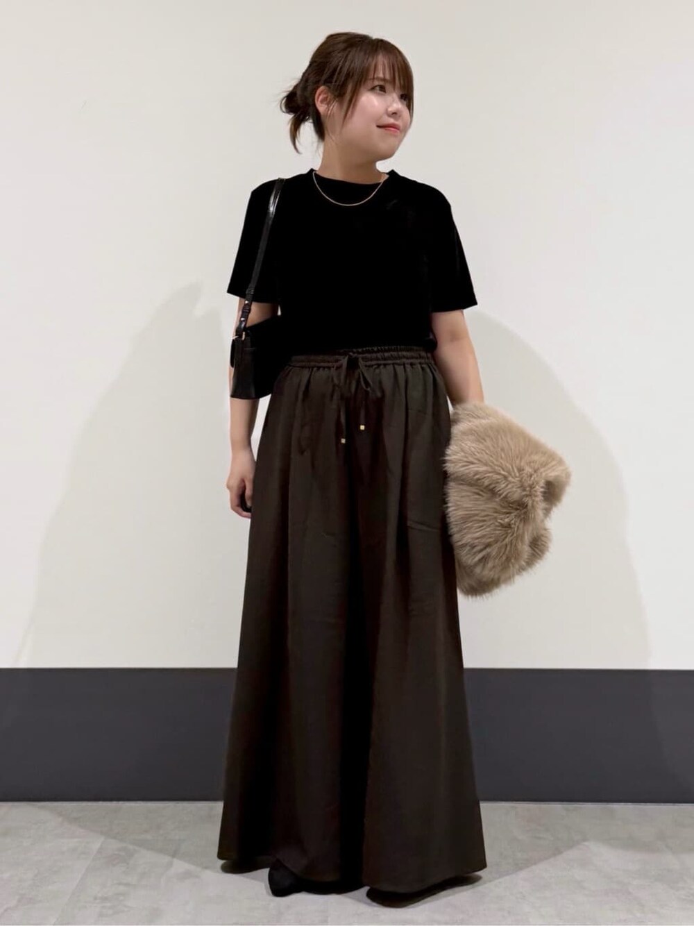ベージュ系のベスト、ブラック系のTシャツ/カットソー、ブラウン系のその他パンツを着用したレディースの秋コーディネートの3枚目の写真
