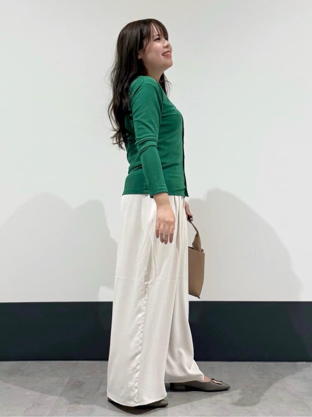 グリーン系のカーディガン/ボレロ、ホワイト系のその他パンツ、ブラウン系のショルダーバッグを着用したレディースの夏コーディネートの3枚目の写真