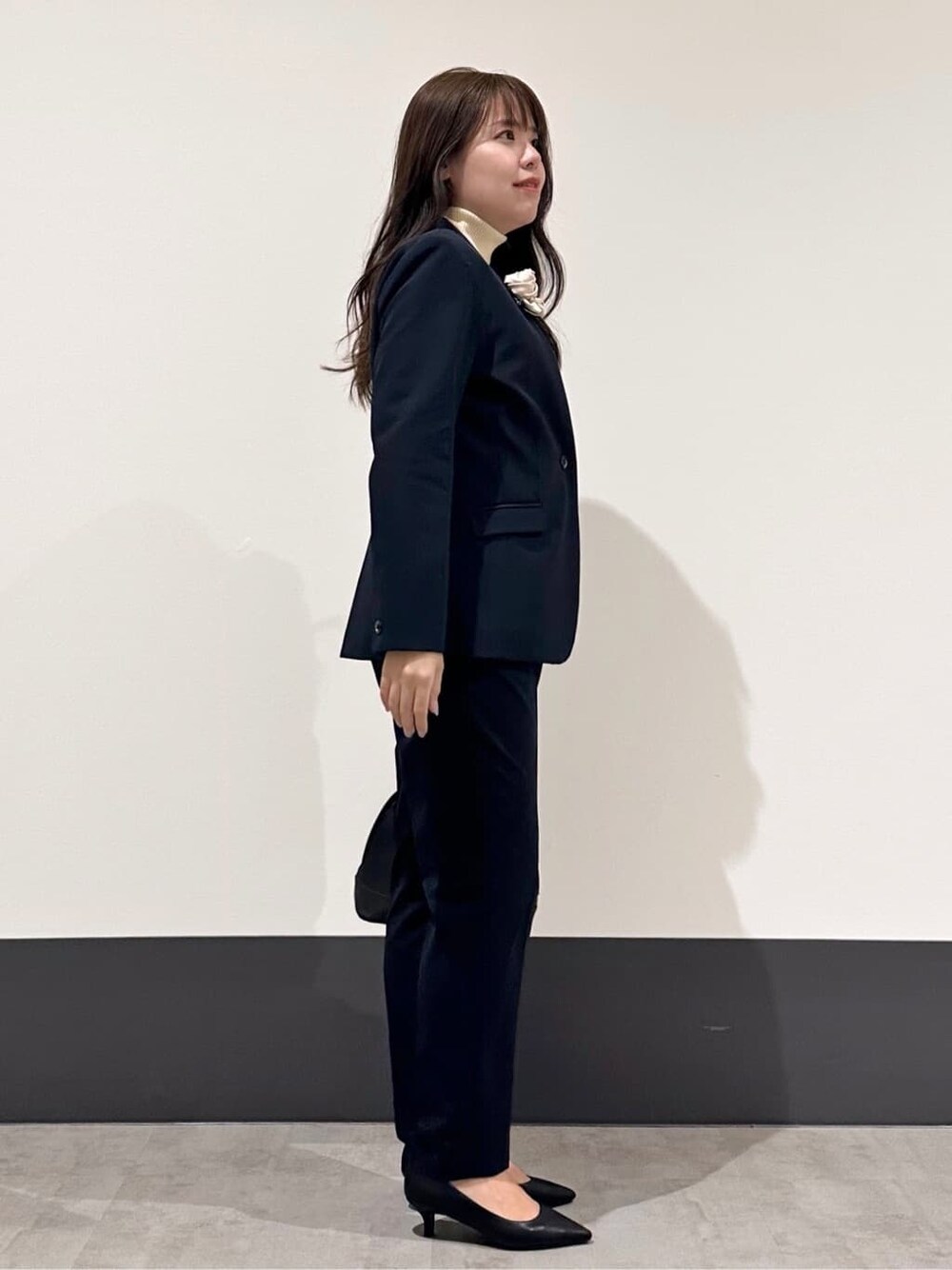 ブルー系のノーカラージャケット、ブルー系のその他パンツ、ブラック系のパンプスを着用したレディースの冬コーディネートの2枚目の写真
