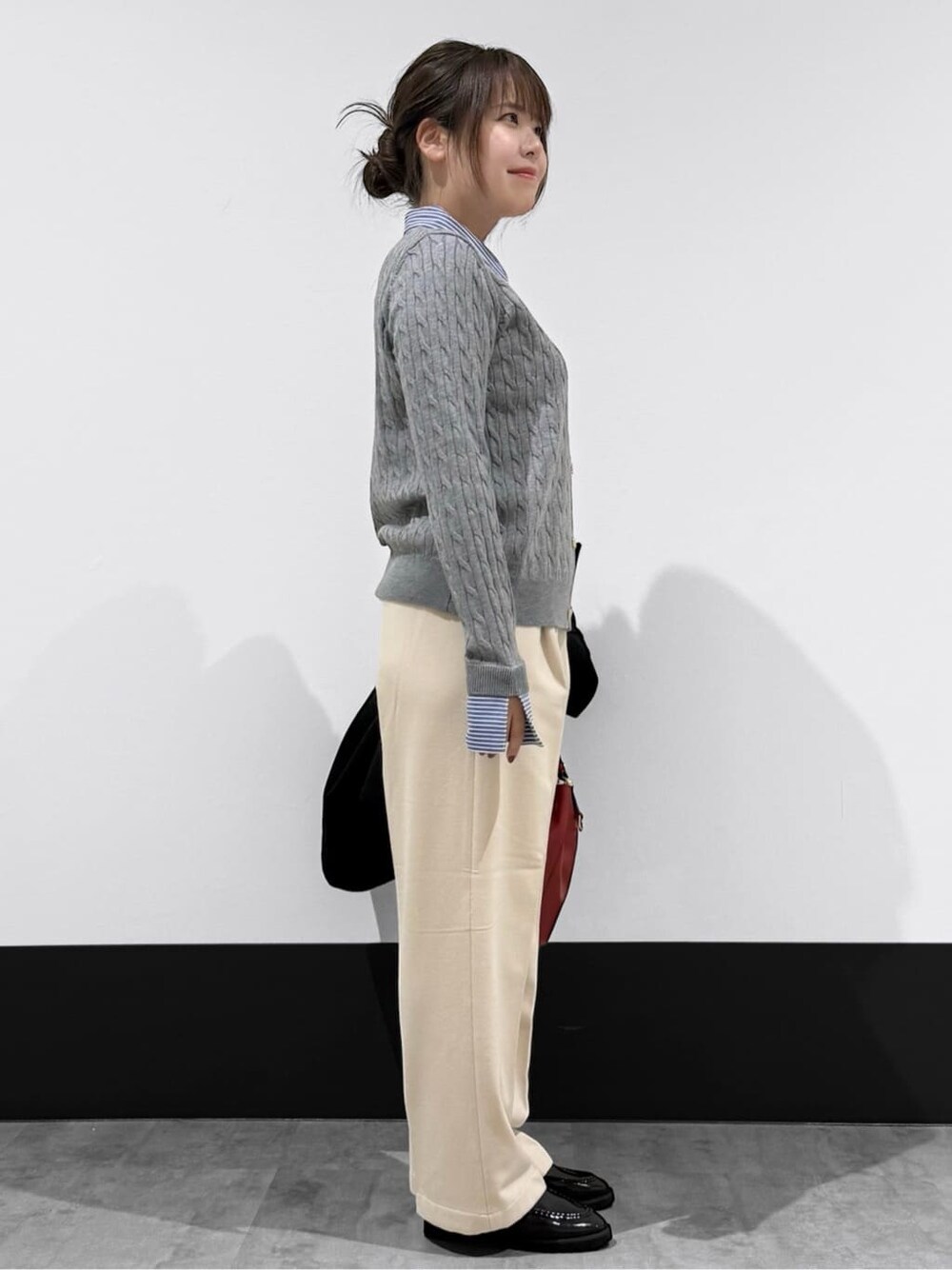 ブルー系のその他アウター、グレー系のニット/セーター、ホワイト系のその他パンツを着用したレディースの冬コーディネートの4枚目の写真