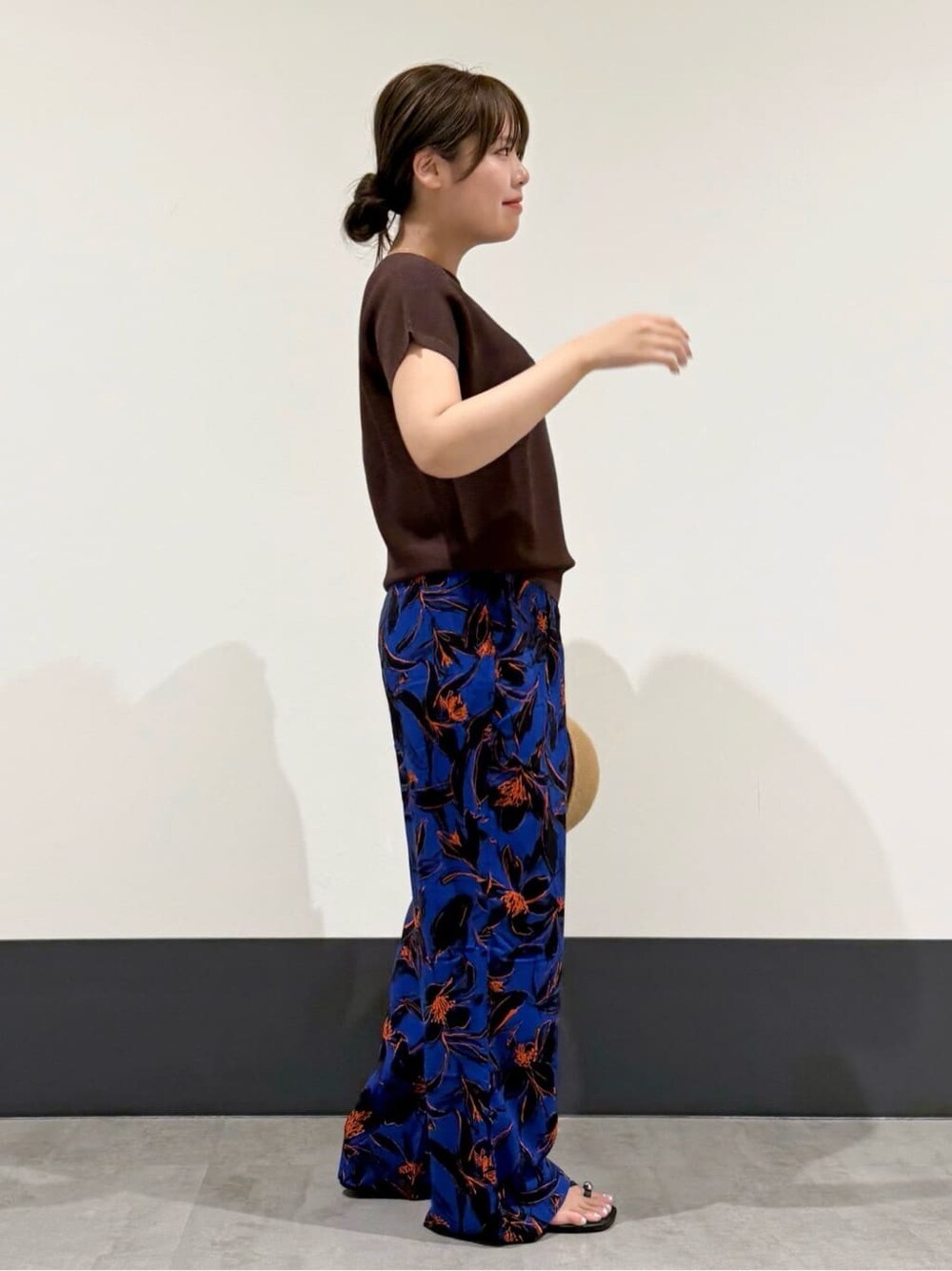 ブラウン系のニット/セーター、ブルー系のその他パンツ、ブラック系のパンプスを着用したレディースの夏コーディネートの3枚目の写真